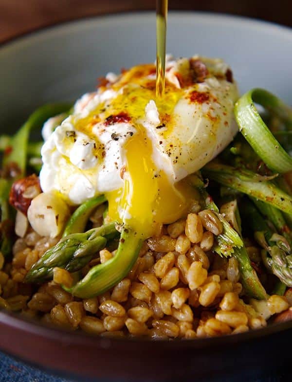 Insalata tiepida di farro, asparagi e uova in camicia