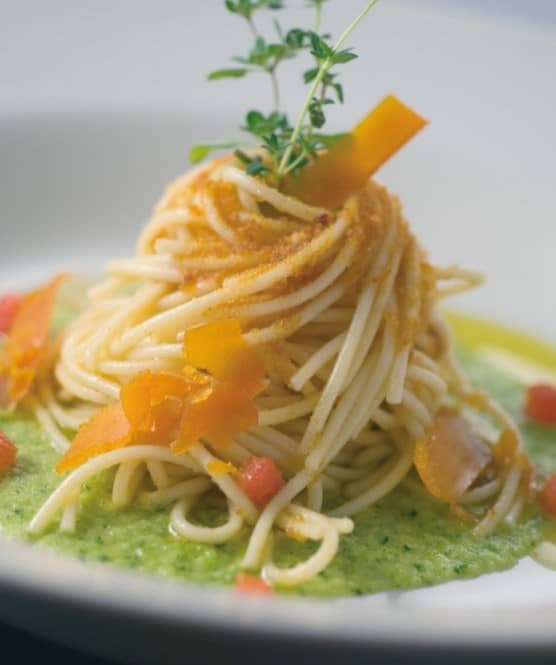 Insalata di pasta fredda con bottarga, pomodorini e crema di sedano