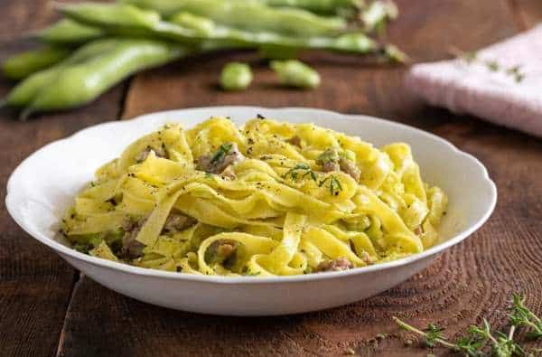 Tagliatelle fave, salsiccia e mandorle